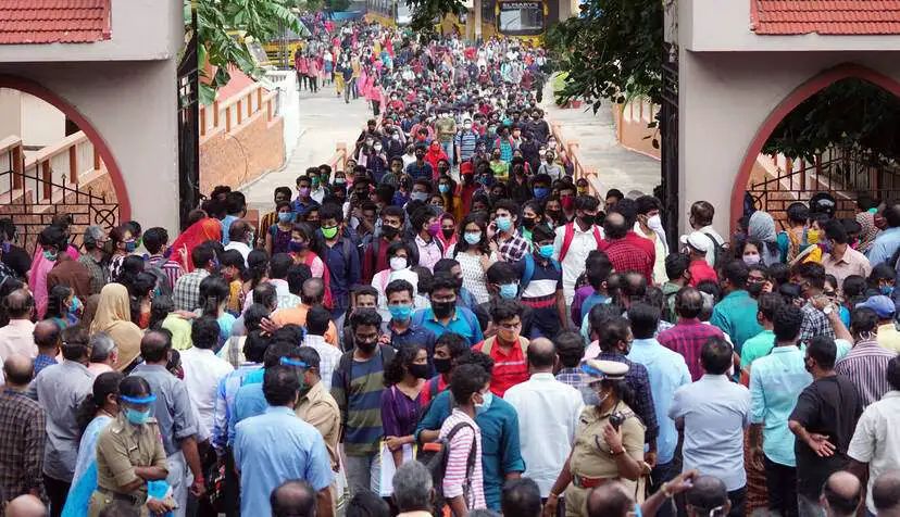 കീം ​എ​ഴു​താ​നെ​ത്തി​യ വി​ദ്യാ​ര്‍​ഥി​ക​ള്‍​ക്കും ര​ക്ഷി​താ​ക്ക​ള്‍​ക്കു​മെ​തി​രേ കേ​സ്
