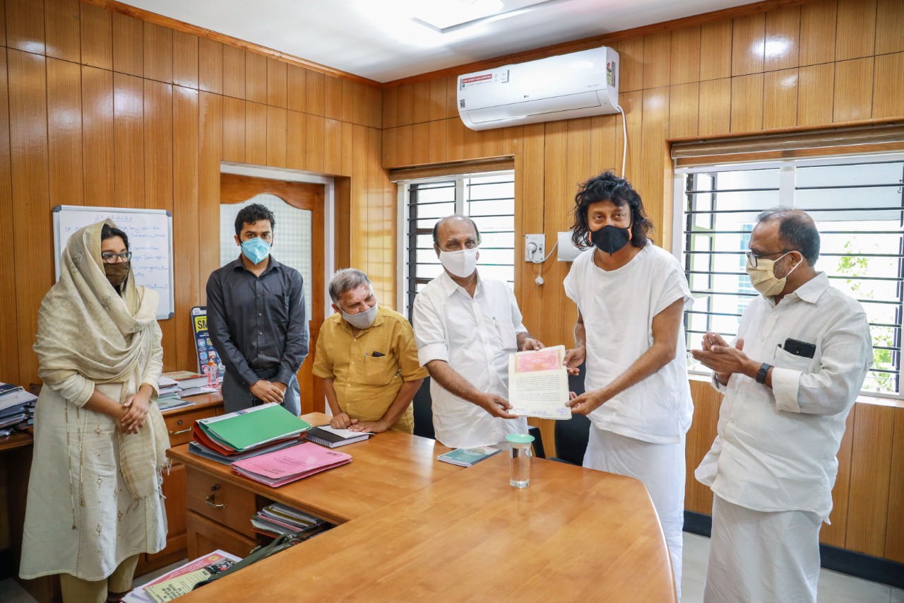 പ്രളയ പുനരധിവാസം ബോബി ചെമ്മണ്ണൂര്‍ ഒരേക്കര്‍ ഭൂമി കൈമാറി