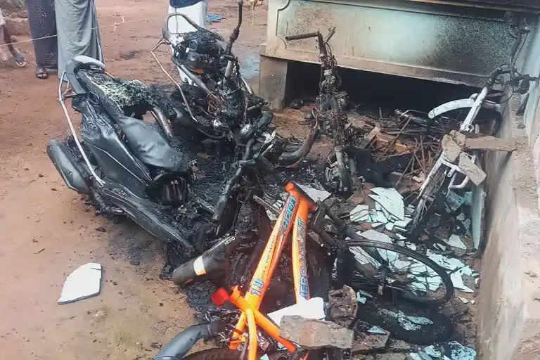 പീഡനക്കേസില്‍ റിമാന്‍ഡില്‍ കഴിയുന്ന‌ പ്രതിയുടേയും സഹോദരന്‍റെയും സ്‌കൂട്ടറുകള്‍ തീവച്ച്‌ നശിപ്പിച്ചു