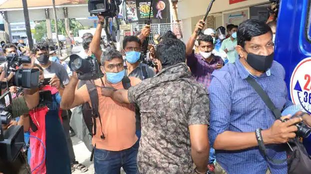 ശിവശങ്കറിനെ ആശുപത്രിയില്‍ നിന്ന് മാറ്റുന്നതിനിടെ സംഘര്‍ഷം; മാദ്ധ്യമപ്രവര്‍ത്തകര്‍ക്ക് നേരെ ജീവനക്കാരന്റെ കൈയ്യറ്റം