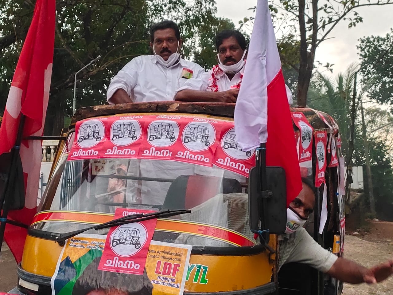 സംക്രാന്തിയിൽ ഓട്ടോറിക്ഷയിലാണ് സ്ഥാനാർഥിയുടെ പര്യടനം