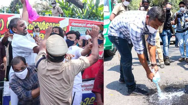 സെക്രട്ടറിയേറ്റിന് മുന്നില്‍ ഉദ്യോഗാര്‍ത്ഥികളുടെ ആത്മഹത്യാ ശ്രമം; ദേഹത്ത് മണ്ണെണ്ണ ഒഴിച്ച്‌ നഗരത്തെ മുള്‍മുനയില്‍ നിര്‍ത്തി