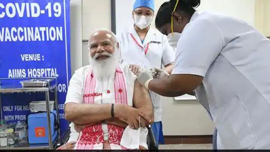 പ്രധാനമന്ത്രി നരേന്ദ്ര മോഡി കോവിഡ് വാക്സിന്‍ സ്വീകരിച്ചു