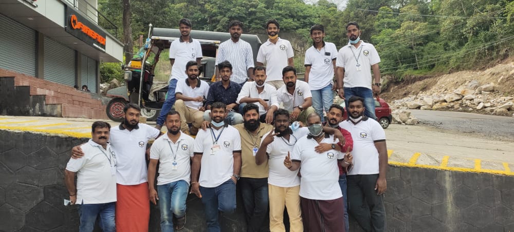 വിശന്ന് വലഞ്ഞ് വരുന്ന യാത്രക്കാർക്ക് സ്നേഹത്തിന്റെ ഭക്ഷണപൊതി നീട്ടി എ.കെ.ഡി.എഫ് വയനാടും, എ.കെ.ഡി.എഫ് സൗദിയും