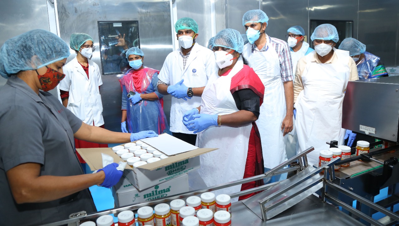 മന്ത്രി ജെ. ചിഞ്ചുറാണി വയനാട് മിൽമ ഡെയറി സന്ദർശിച്ചു