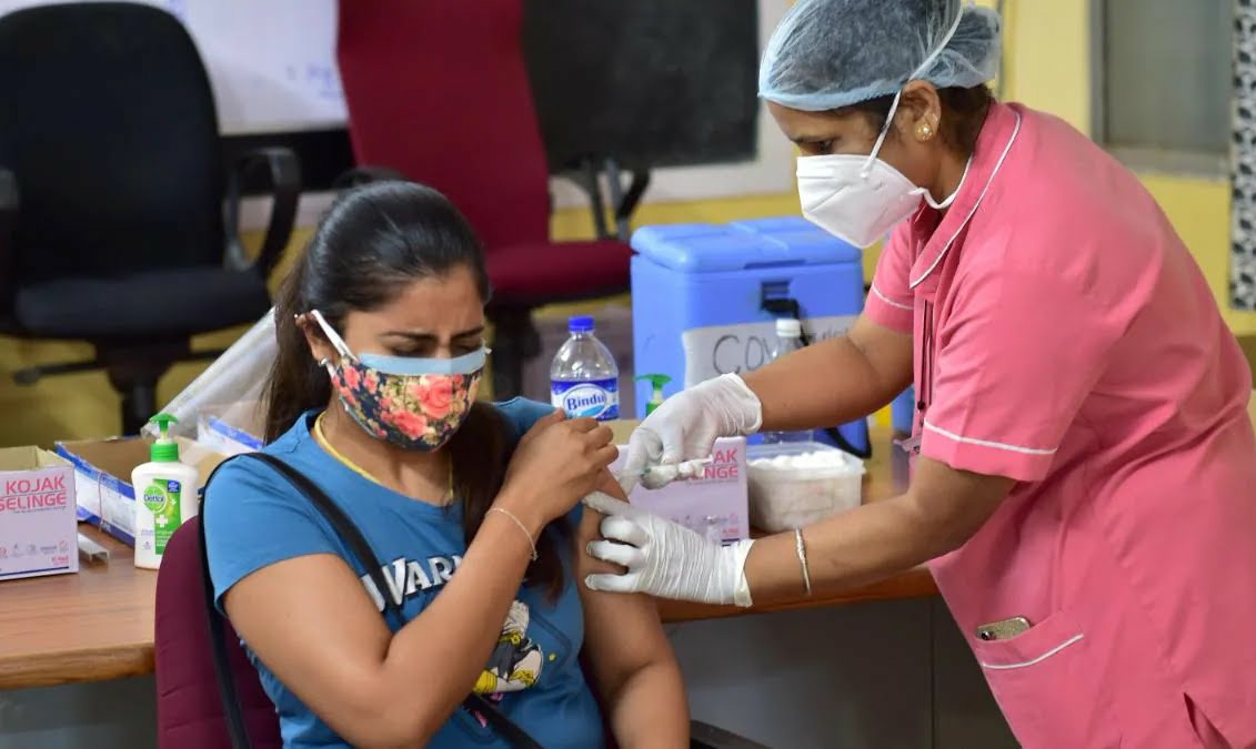 വാക്‌സിന്‍ ക്ഷാമത്തിന് താത്കാലിക പരിഹാരം;ഇന്ന് ഉച്ചയോടെ മൂന്ന് ലക്ഷം ഡോസ് വാക്സിൻ കേരളത്തിലെത്തും