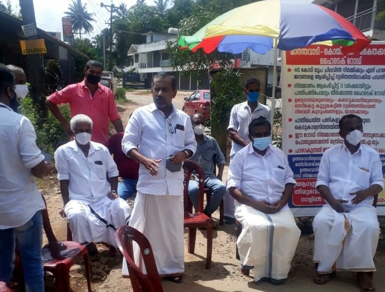 റോഡ് പണി പൂർത്തിയായില്ല ;തിരുവോണത്തിന് ഉപവസിച്ച കൗൺസിലർക്ക് പിന്തുണയുമായി നാട്ടുകാർ