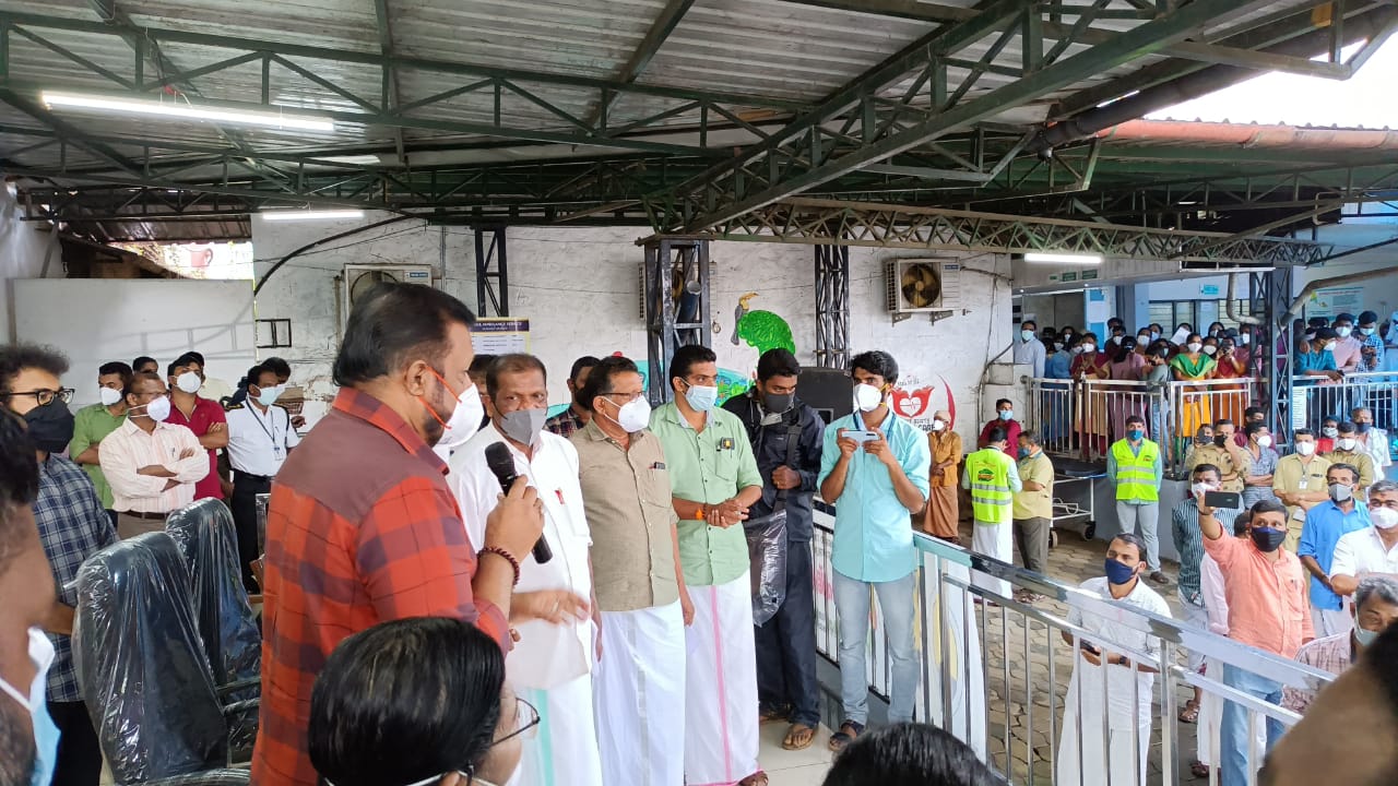 സുരേഷ് ഗോപി എം .പി വയനാട് മെഡിക്കല്‍ കോളേജ് സന്ദര്‍ശിച്ചു
