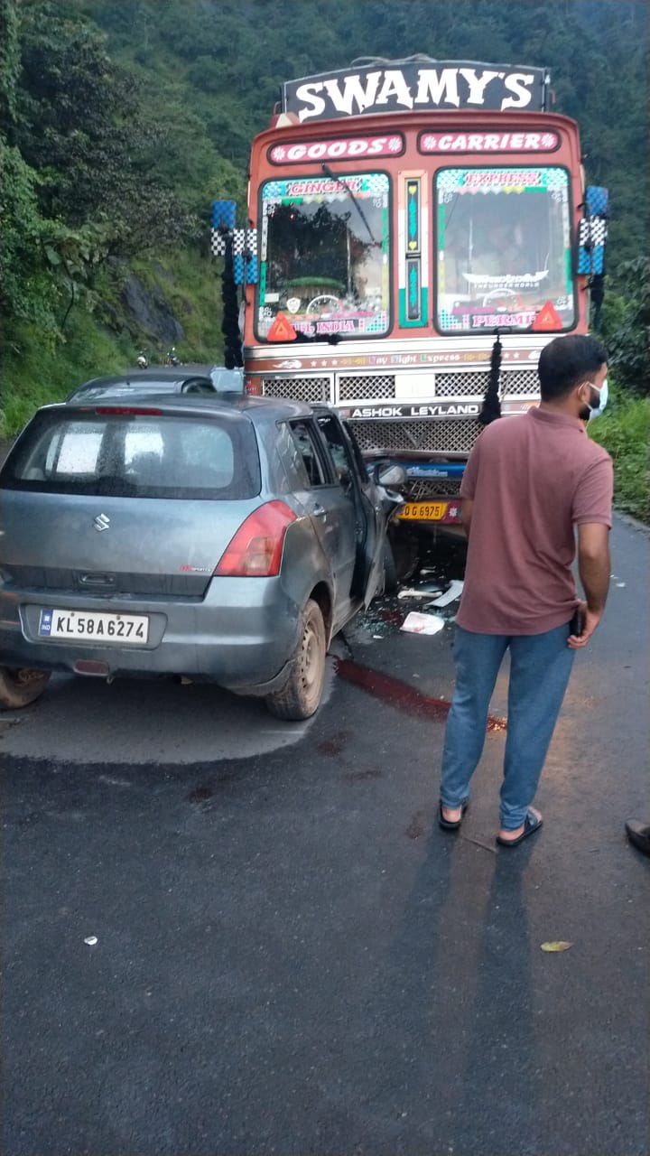 വയനാട് ചുരത്തിൽ കാറും ലോറിയും കൂട്ടിയിടിച്ച് അപകടം; 4  പേർക്ക് പരിക്ക്
