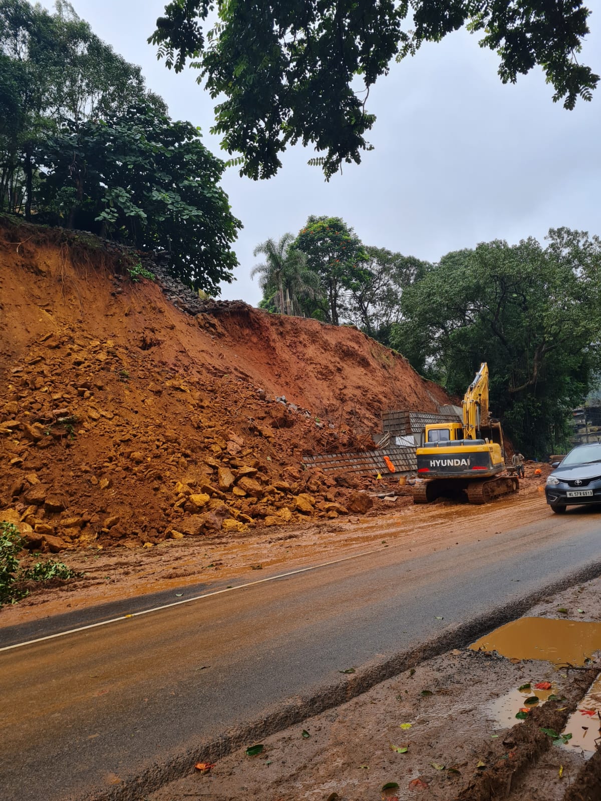 ലക്കിടിയിൽ ദേശീയ പാതയിൽ മണ്ണിടിഞ്ഞു