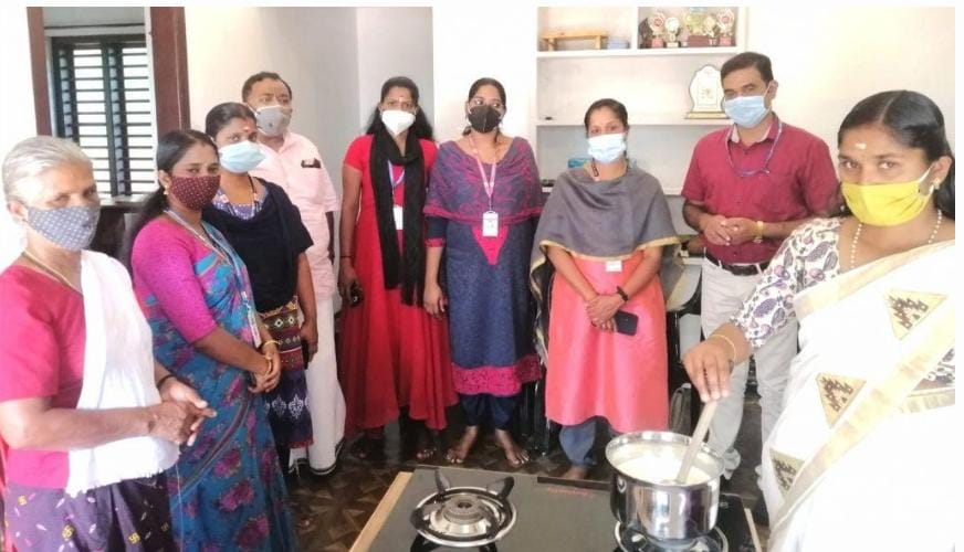 സര്‍ക്കാറിന്‍റെ 100 ദിന പരിപാടി ; ലൈഫ് വീടിന്‍റെ പാല്‍ കാച്ചല്‍ നടത്തി