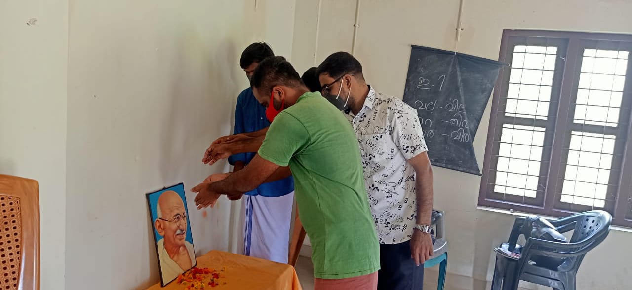 ഗാന്ധിജിയുടെ ഛായാ ചിത്രത്തിൽ പുഷ്പാർച്ചന നടത്തി
