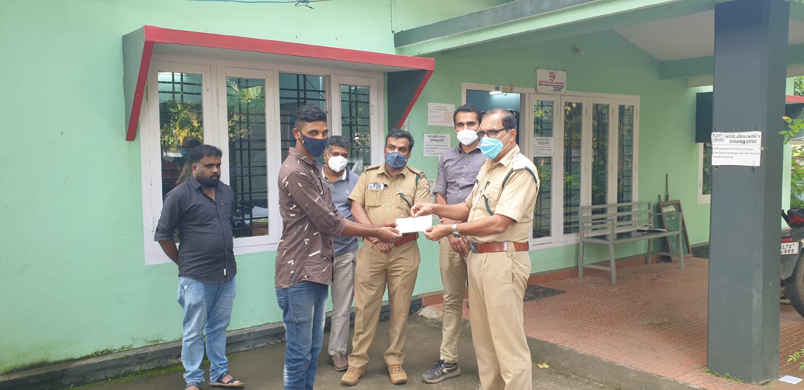 ഇൻഷൂറൻസ് തുക കൈമാറി