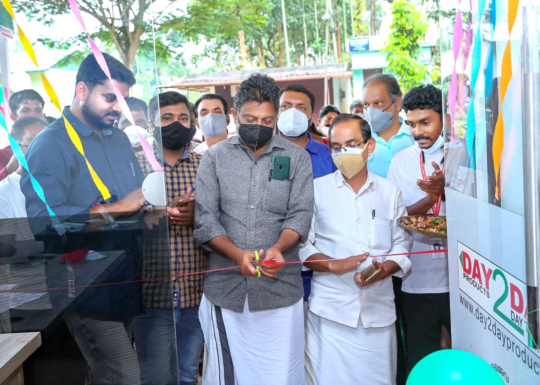 ജൈവ കാലിത്തീറ്റകൾ കാലത്തിന്റെ ആവശ്യം;സുരേഷ് താളൂർ,അമ്പാടി ജൈവ കാലിത്തീറ്റയുടെ നിർമ്മാണ യൂണിറ്റ് സുരേഷ് താളൂർ ഉദ്ഘാടനം ചെയ്തു