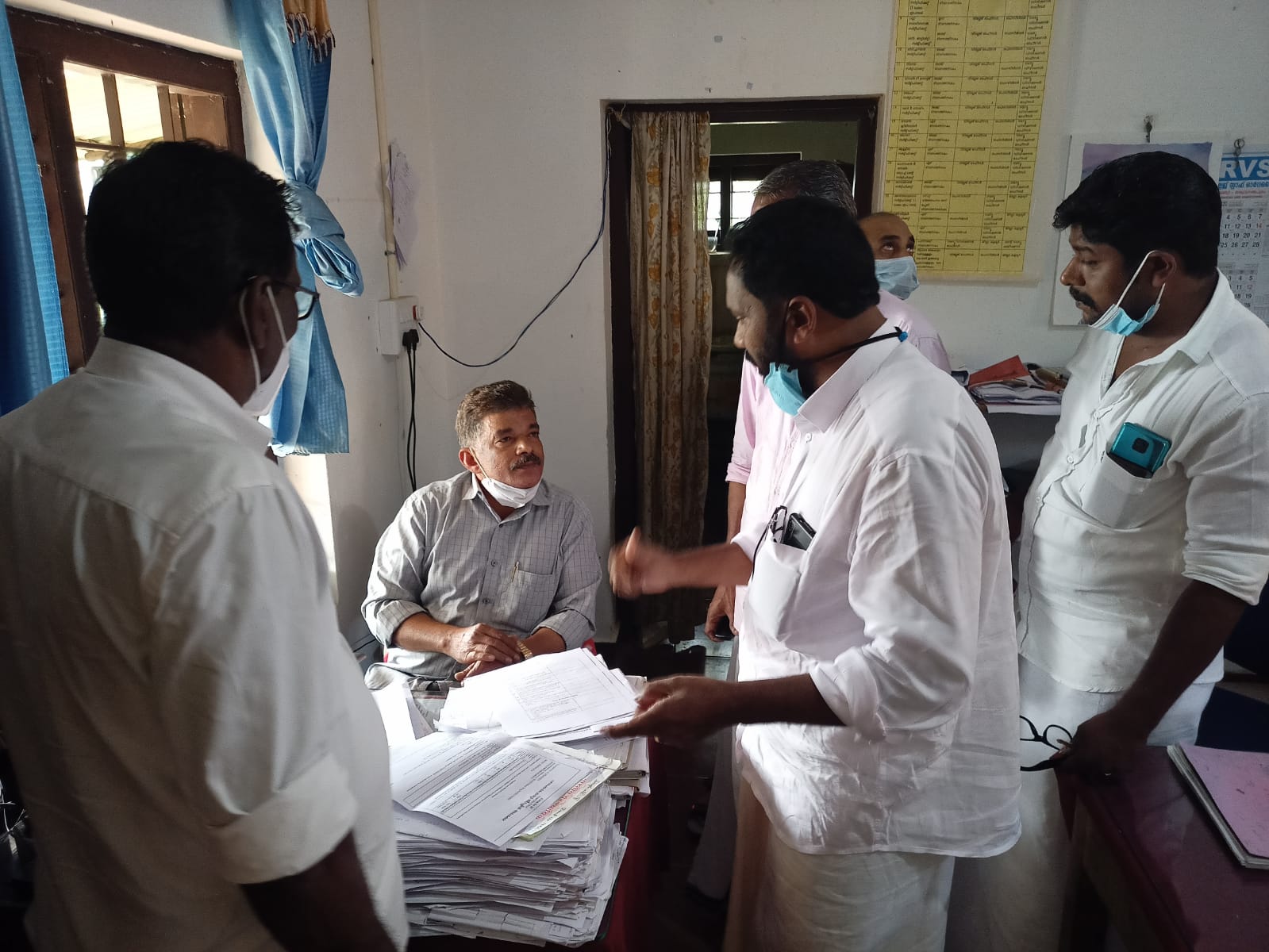 എടവക സ്പെഷൽ വില്ലേജ് ഓഫീസറെ ഉപരോധിച്ചു