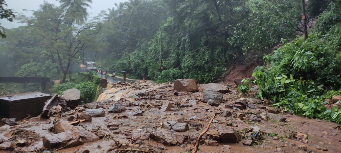 കു​റ്റ്യാ​ടി ചു​രം വ​ഴി​യു​ള്ള ഗ​താ​ഗ​തം പു​ന​സ്ഥാ​പി​ച്ചു. 