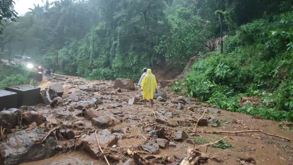 മലവെള്ളപാച്ചിൽ ആദ്യം അടിവാരത്ത് പിന്നെ കുറ്റ്യാടി ചുരത്തിൽ ; മഴയില്ലാതെ ചിലയിടങ്ങൾ
