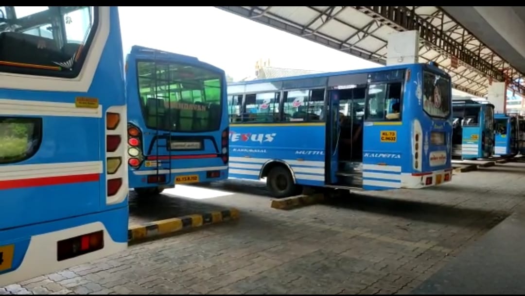 ധനകാര്യ സ്ഥാപനങ്ങൾ ദയയില്ലാതെ സ്വകാര്യ ബസുകൾ പിടിച്ചെടുക്കുന്നതായി ബസുടമകൾ.