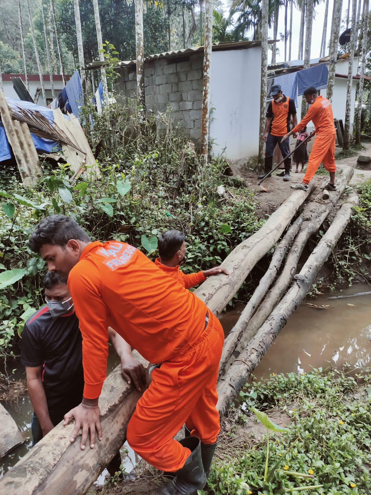 ദീപാവലി ദിനത്തിൽ പഠന കേന്ദ്രത്തിലേക്ക് പാലം നിർമിച്ച് അഗ്നി രക്ഷ സേന
