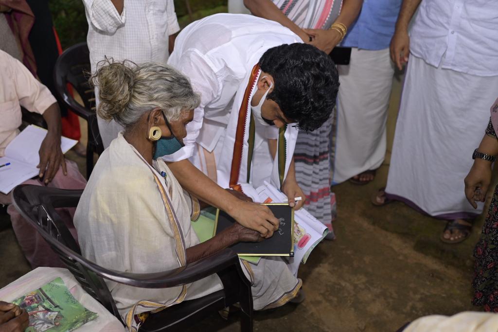 ആദിവാസി കൾക്ക് ക്ലാസെടുത്ത് എം.എൽ.എ; പഠിതാക്കളും ആവേശത്തിൽ