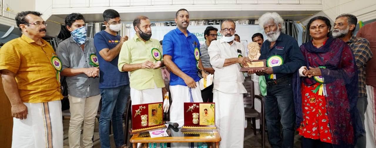 വയനാടൻ കുഞ്ചാക്കോയിക്ക് അഭിനയ ശ്രേഷ്ഠ അവാർഡ് സമർപ്പിച്ചു