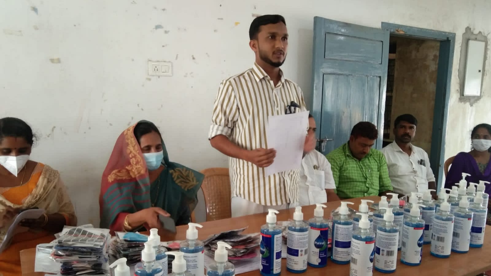 ആദിവാസി പഠിതാക്കള്‍ക്ക് മാസ്‌കും സാനിറ്റൈസറും നല്‍കി
