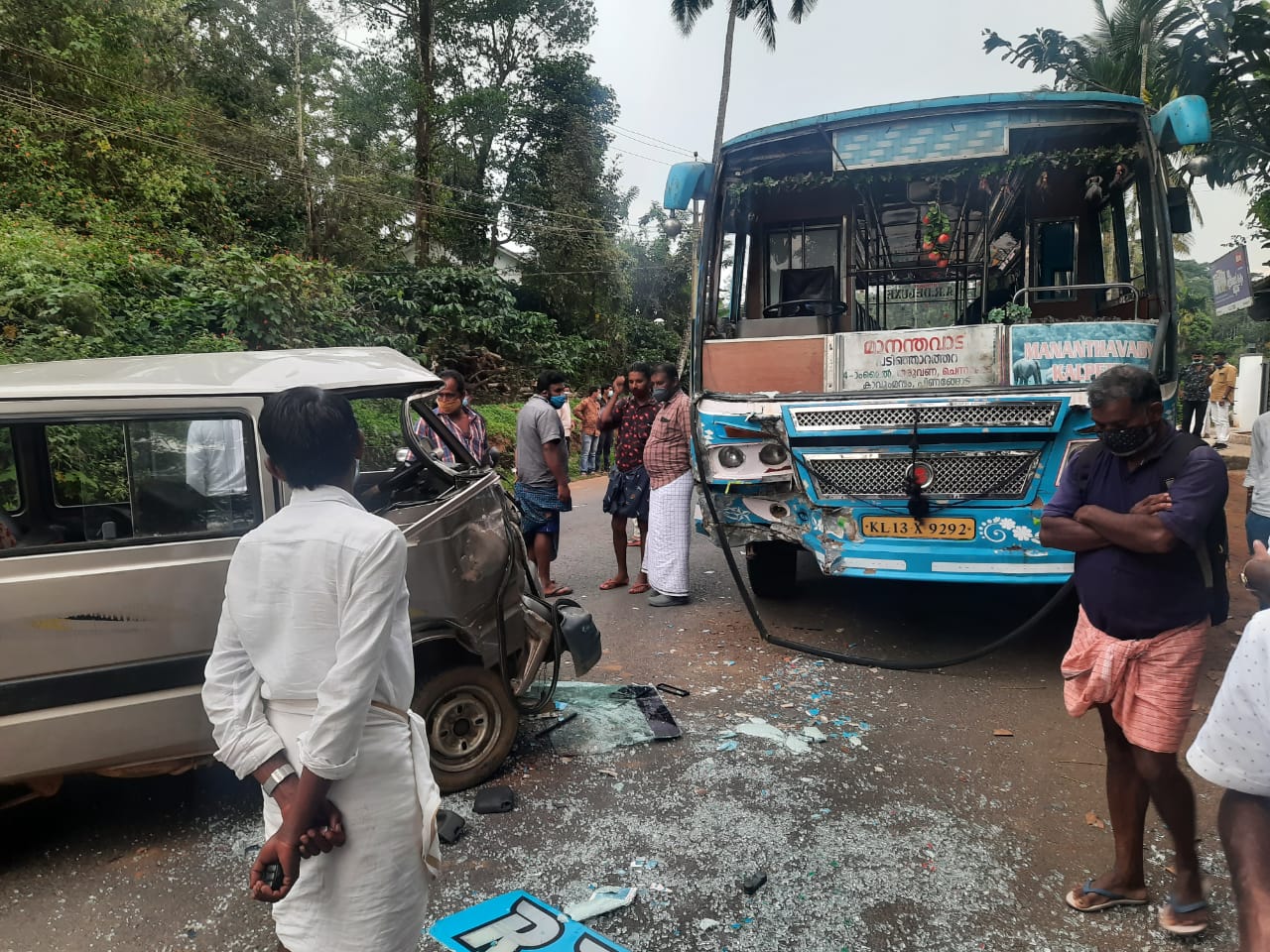 ബസ്സും ഓമ്നി വാനും കൂട്ടിയിടിച്ചു; 4 പേർക്ക് പരിക്ക്