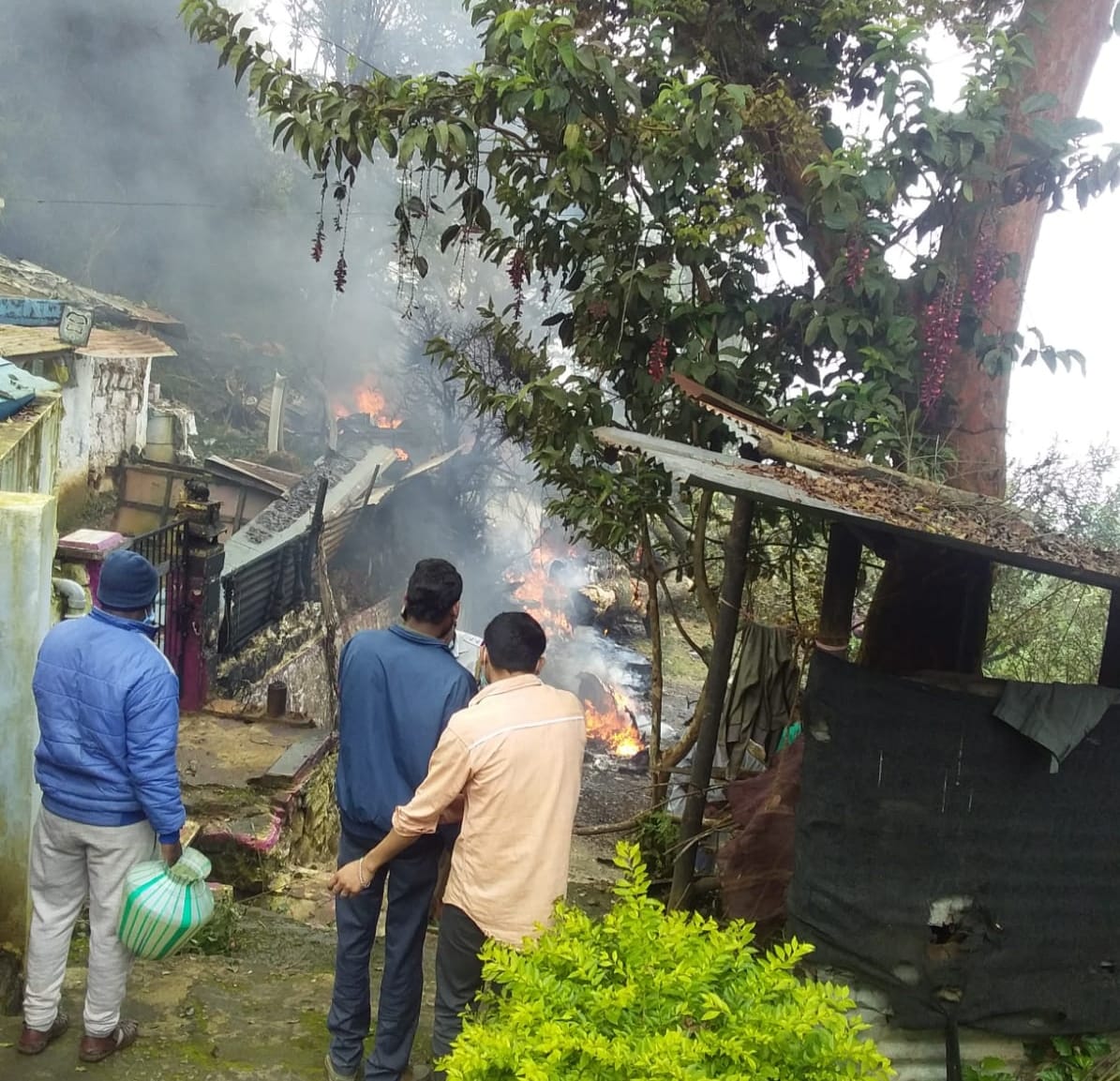 ബിപിന്‍ റാവത്തും സംഘവും സഞ്ചരിച്ച ഹെലിക്കോപ്ടര്‍ ഊട്ടിയിൽ തകർന്നു വീണു : ഏഴ് പേർ മരിച്ചു   