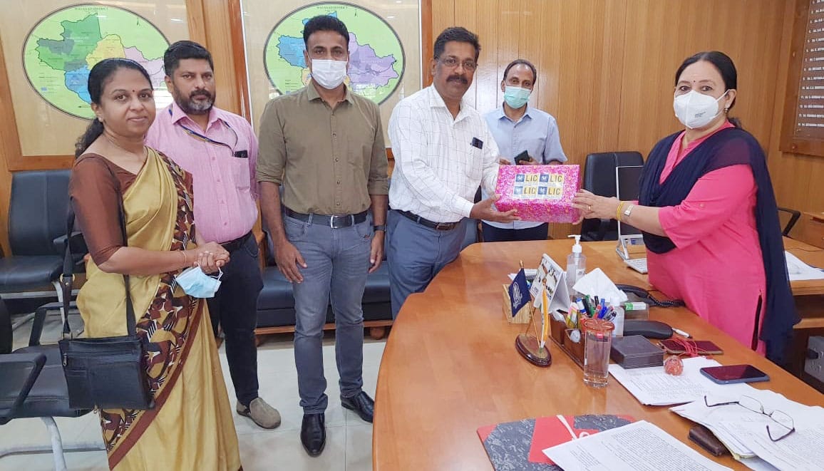 എല്‍.ഐ.സി. കോവിഡ് പ്രതിരോധ സാമഗ്രികള്‍ കൈമാറി
