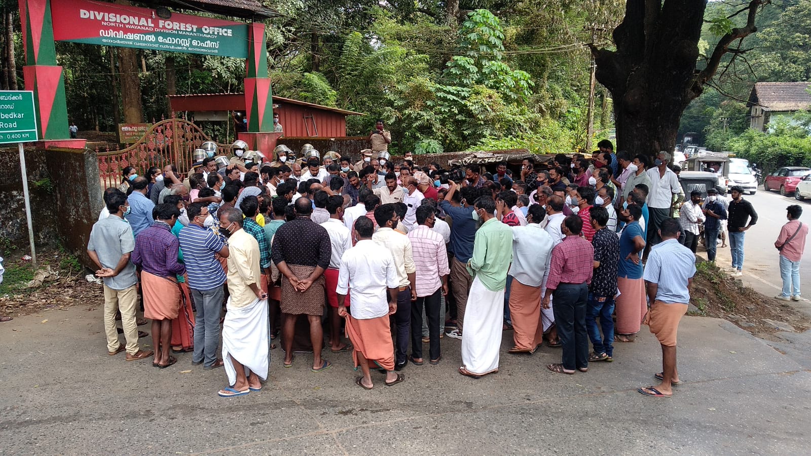 കടുവ പിടിച്ച കിടാവിനെയും കൊണ്ട് കർഷകർ ഡി.എഫ് ഒ. ഓഫീസിന് മുമ്പിൽ സമരത്തിൽ