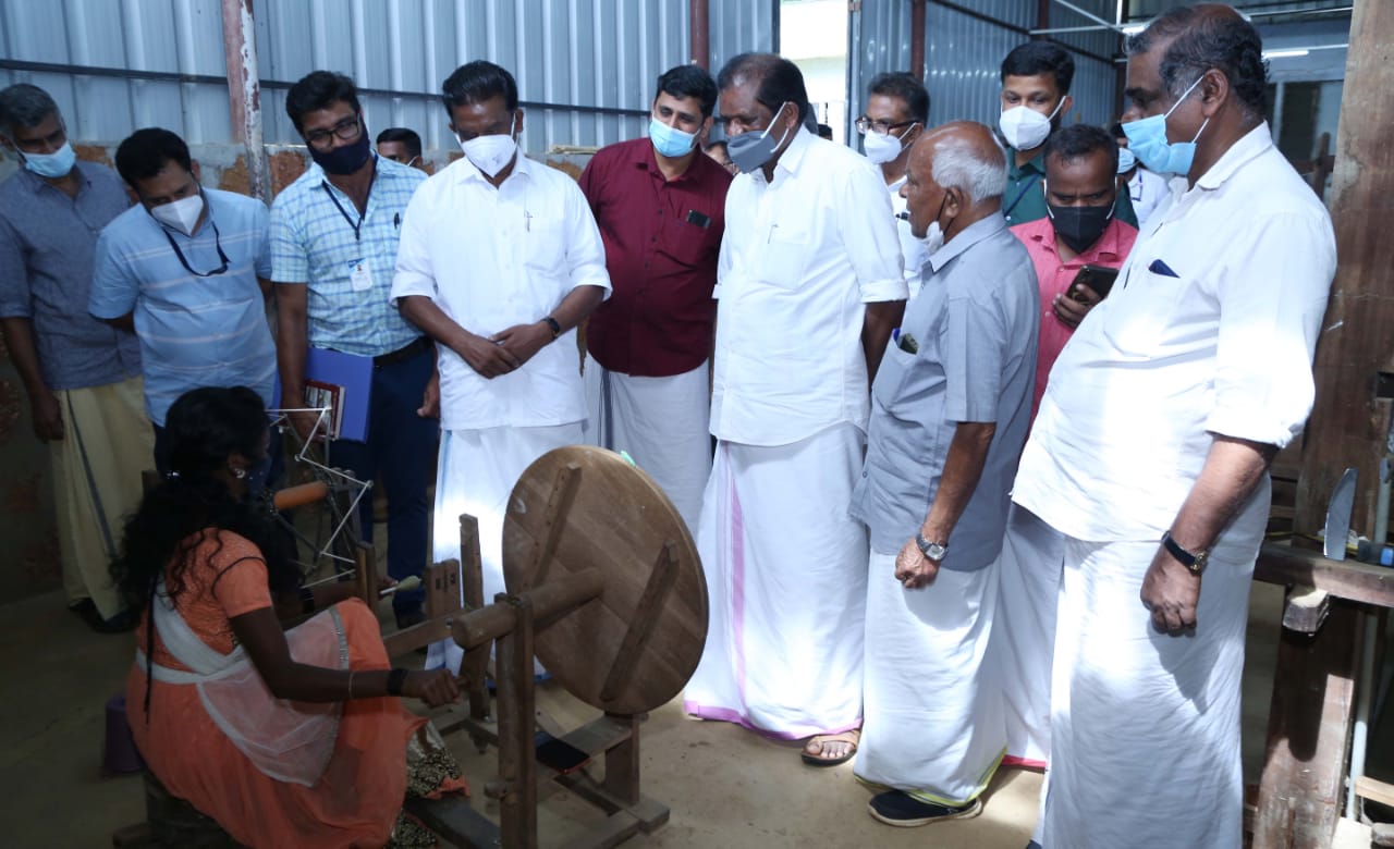 വയനാട് നെയ്ത്ത് ഗ്രാമം മന്ത്രി കെ. രാധാകൃഷണൻ സന്ദർശിച്ചു