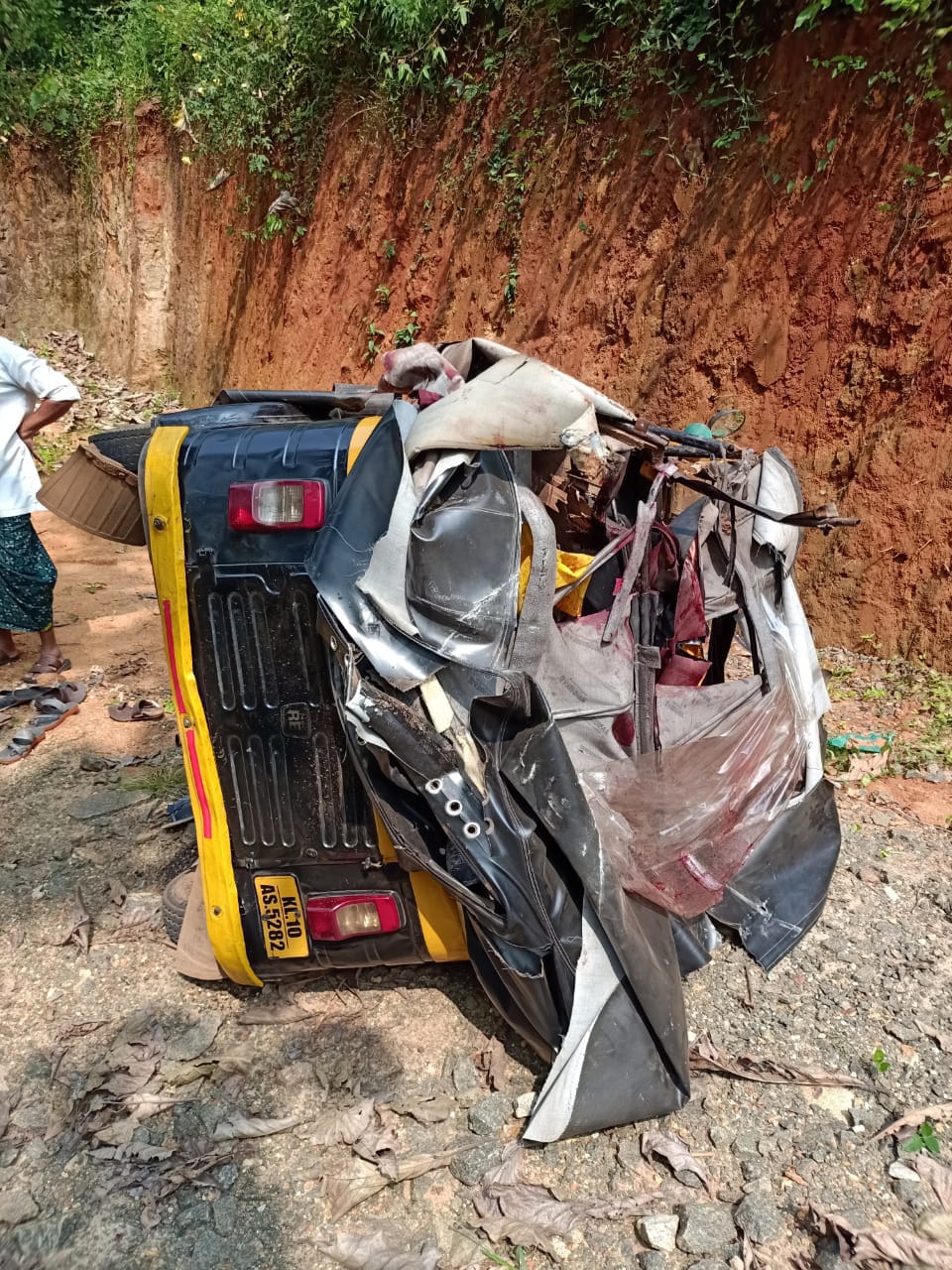 മലപ്പുറത്ത് ഓട്ടോ താഴ്ചയിലേക്ക് മറിഞ്ഞ് മൂന്നുപേര്‍ മരിച്ചു