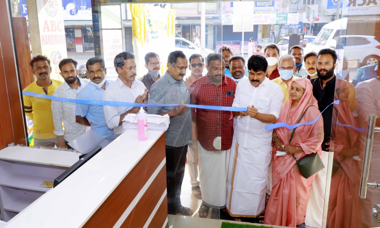 നവീകരിച്ച ഖാദി ഷോറും ഉദ്ഘാടനം ചെയ്തു
