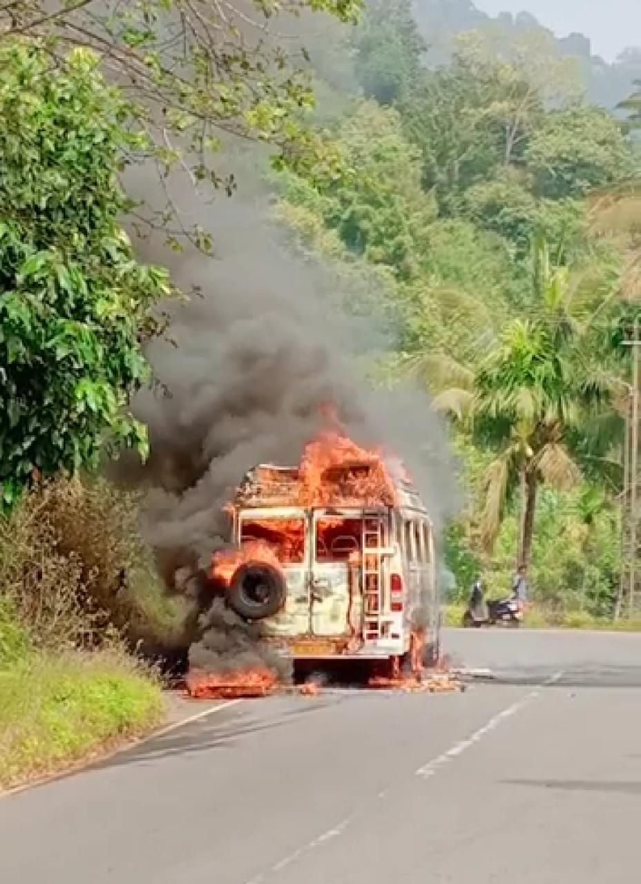 കുറ്റ്യാടി ചുരത്തിൽ ഓടിക്കൊണ്ടിരുന്ന ട്രാവലറിന് തീപിടിച്ചു