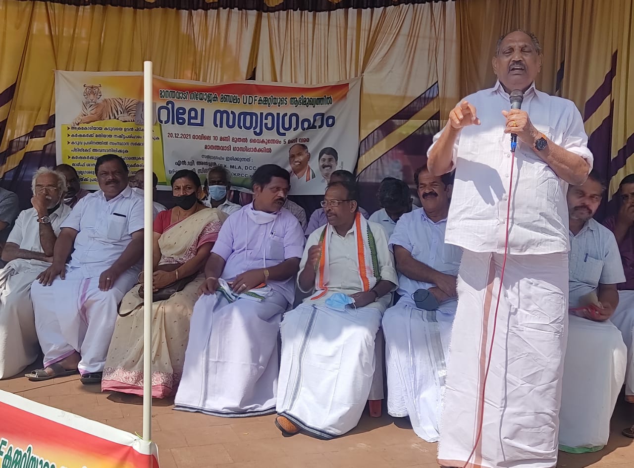 കടുവ പ്രശ്നം; മാനന്തവാടിയിൽ റിലേ സത്യാഗ്രഹം അഞ്ച് ദിവസം പിന്നിടുന്നു