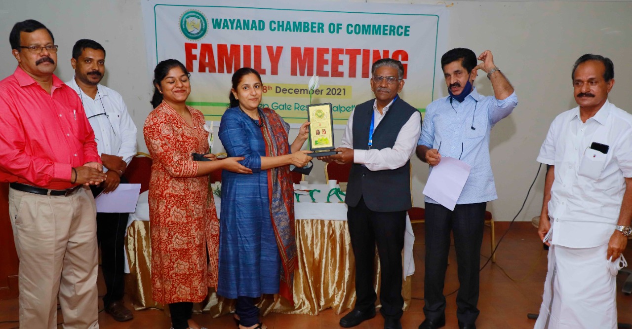ജില്ലയിലെ പ്രതിഭകൾക്കും മികച്ച സ്ഥാപനങ്ങൾക്കും വയനാട് ചേംബറിന്റെ ആദരം; വാൽനട്സും റേഡിയോ മാറ്റൊലിയും ഓക്‌സീലിയം സ്‌കൂളും പുരസ്‌കാര മികവിൽ 