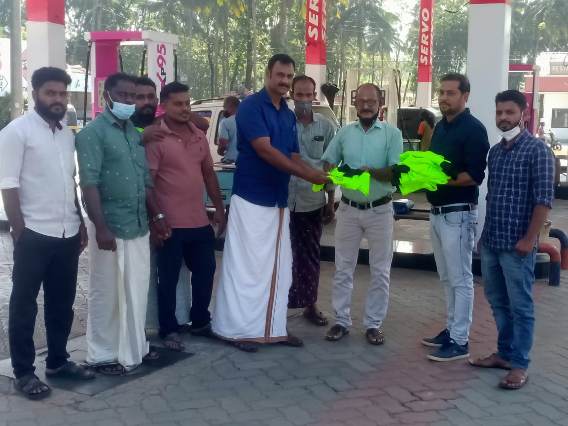 ചുരം സംരക്ഷണ സമിതി പ്രവർത്തകർക്ക് യൂണിഫോം സമ്മാനിച്ചു