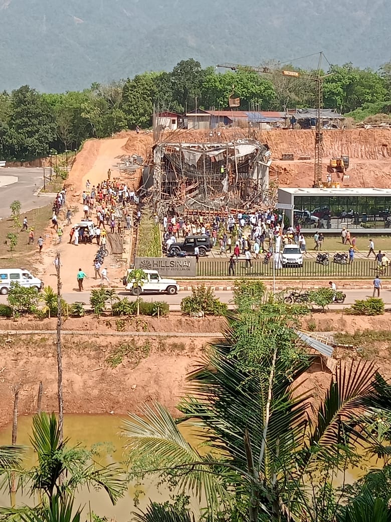 കോഴിക്കോട് നോളഡ്ജ് സിറ്റിയിൽ നിർമ്മാണത്തിലിരിക്കുന്ന കെട്ടിടം തകർന്നുവീണു :15 പേർക്ക് പരിക്ക്