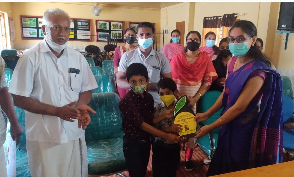 കോവിഡ് കാലത്തെ കൃഷിപാഠത്തിന് അംഗീകാരം: കുട്ടുവും കുഞ്ചുവും ജില്ലാതല വിദ്യാർത്ഥി കർഷക അവാർഡ് ഏറ്റുവാങ്ങി