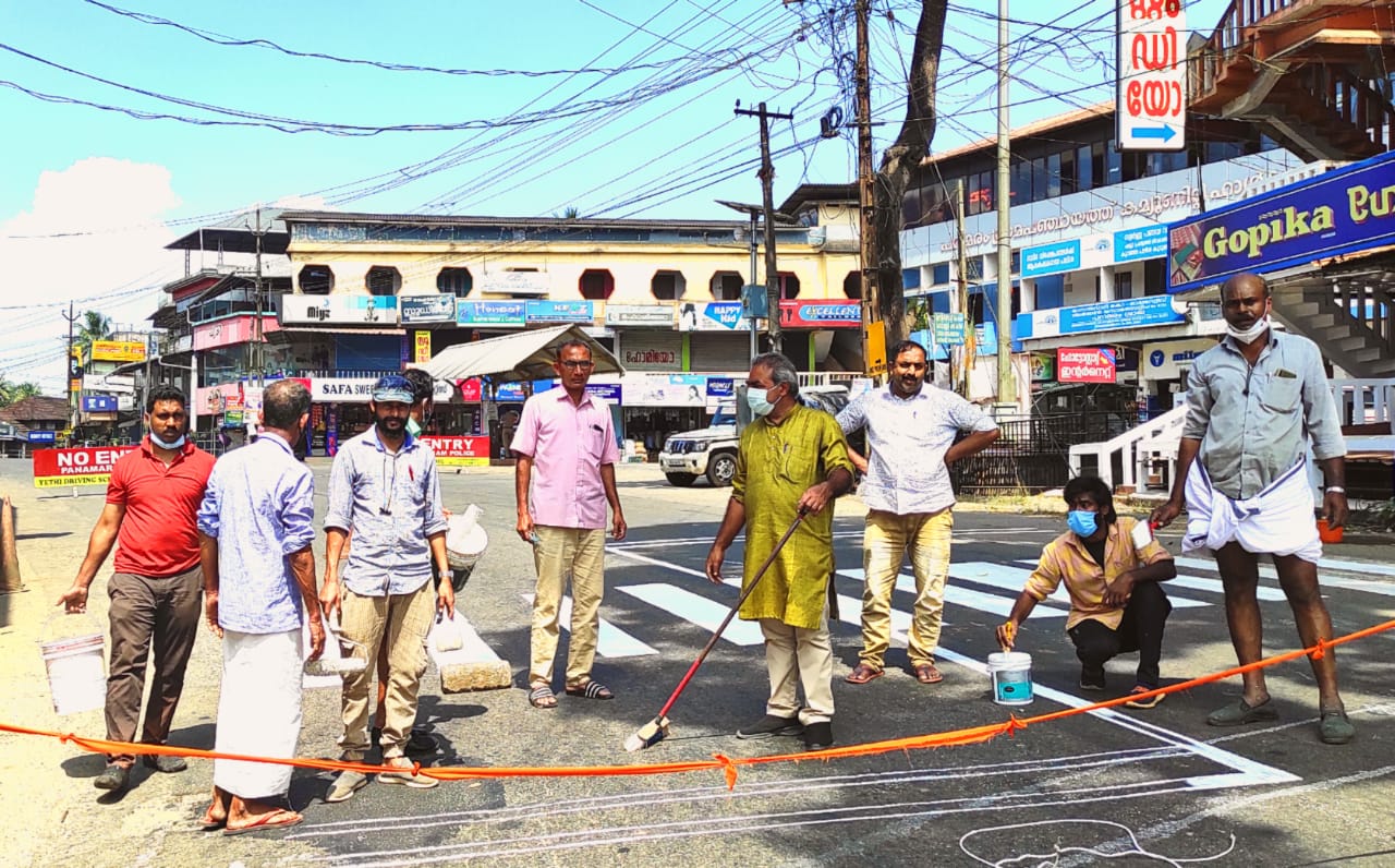 ഇനി ഭീതിയില്ലാതെ റോഡ് മുറിച്ചു കടക്കാം; ലോക്ക്ഡൗൺ ദിനത്തിൽ സീബ്രാലൈൻ പുനഃസ്ഥാപിച്ച് പനമരം പൗരസമിതി പ്രവർത്തകർ
