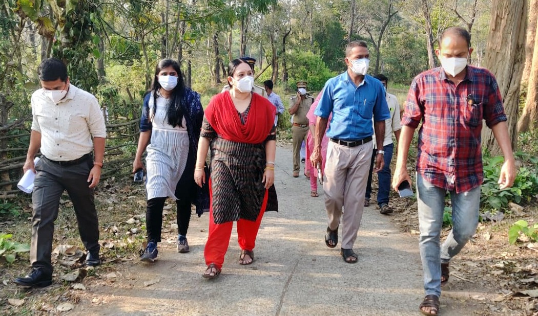 നെടുംതന, കക്കേരി കോളനികള്‍ ജില്ലാ കളക്ടര്‍ സന്ദര്‍ശിച്ചു; കൈവശരേഖ വിതരണ നടപടികള്‍ വേഗത്തിലാക്കും