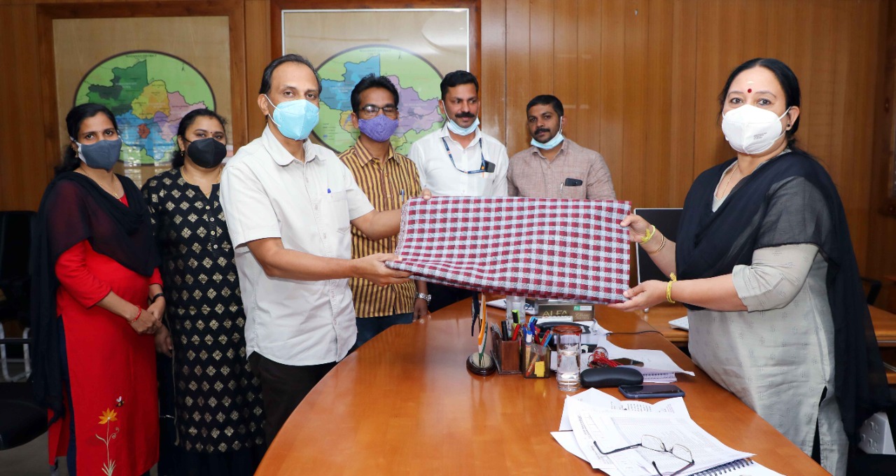 റവന്യു ജീവനക്കാരും ബുധനാഴ്ചകളില്‍ ഖാദി ധരിക്കും