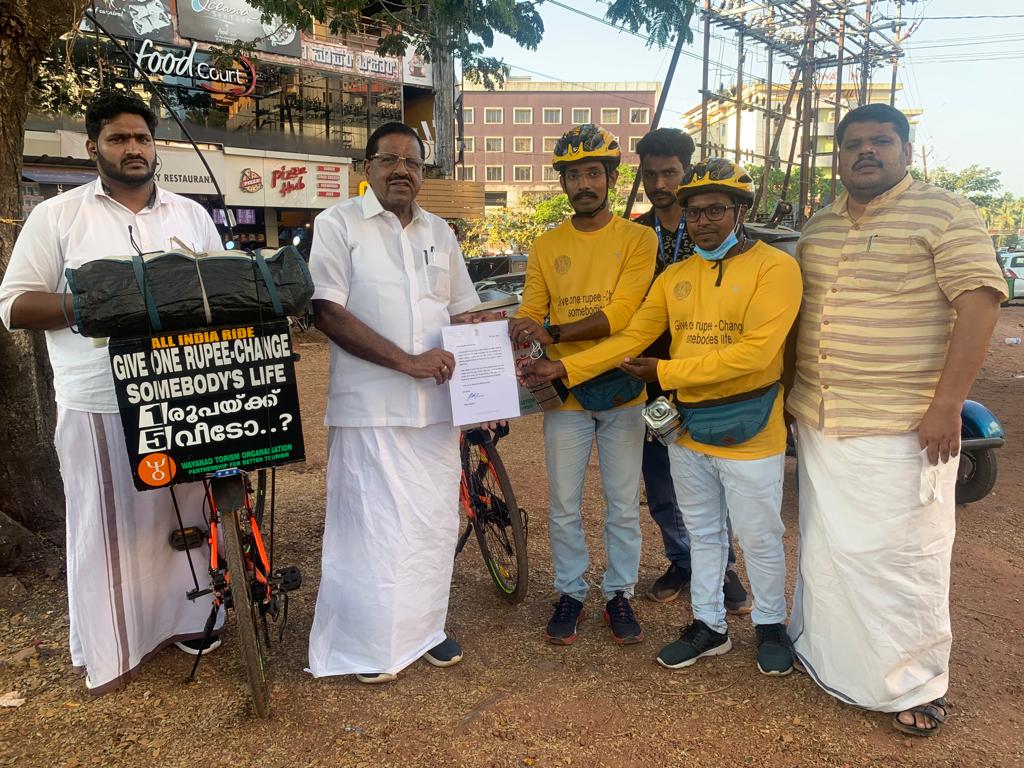 അഞ്ച് പാവപ്പെട്ടവർക്ക് ഭവനം നിർമ്മിക്കാനായി സൈക്കിളിൽ ഭാരത പര്യടനം നടത്തുന്ന റനീഷിനും നിജിനും രാഹുൽ ഗാന്ധി എം.പിയുടെ അഭിനന്ദനം