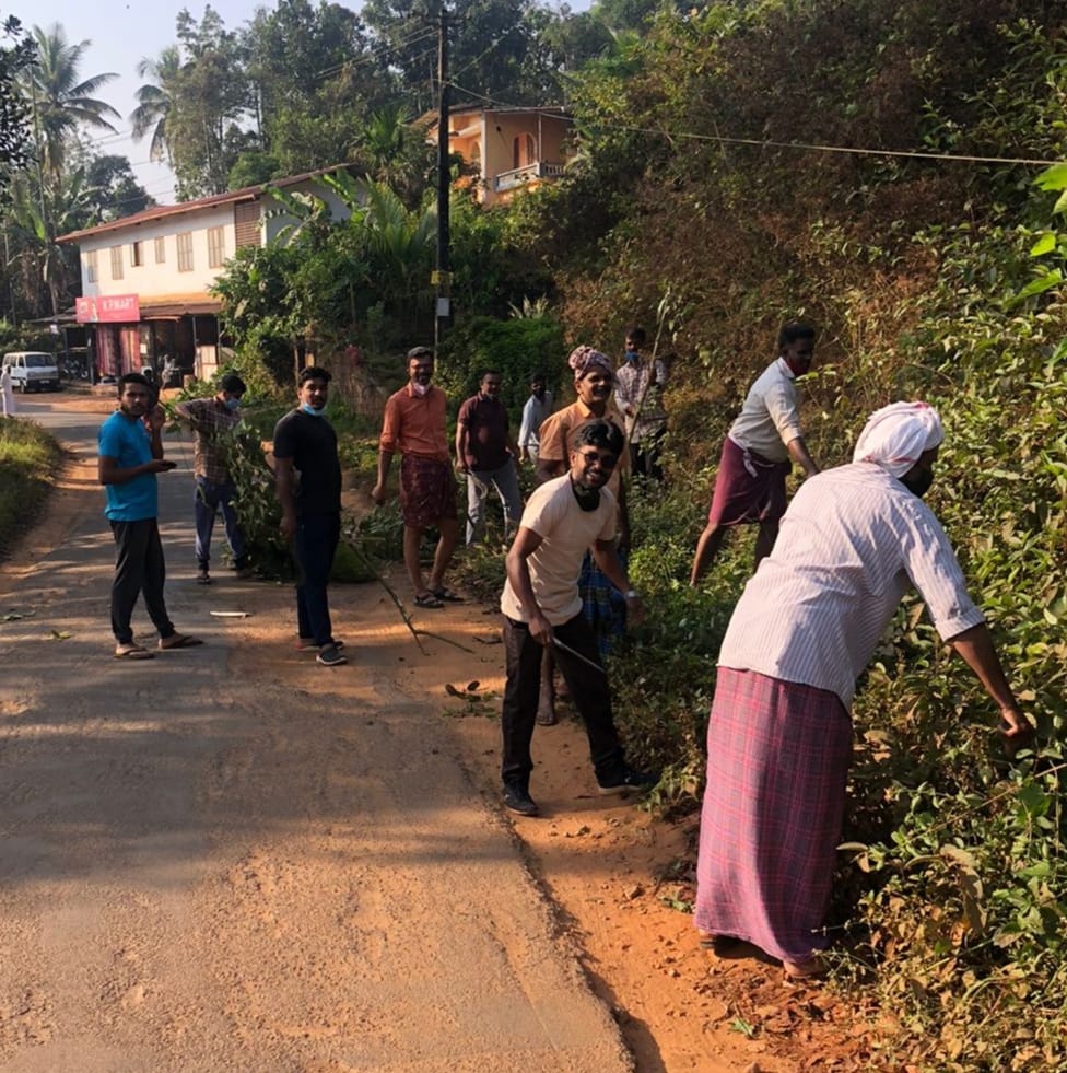 സ്വാശ്രയ സംഘം പ്രവർത്തകർ റോഡരികിലെ കാടുകൾ വെട്ടിത്തെളിച്ചു