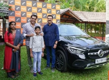ജീവനക്കാരൻ്റെ കുടുംബത്തിന് ബെൻസ് കാർ സമ്മാനിച്ച് മൈജി ഷാജി