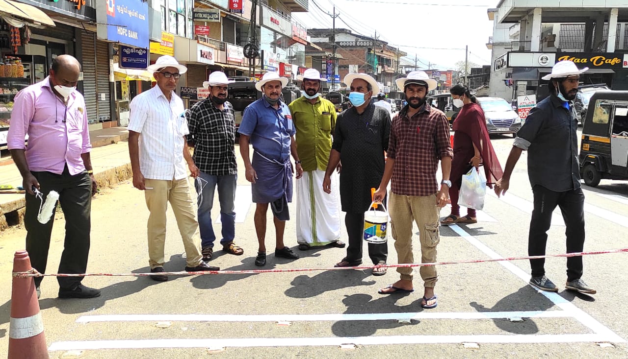 കമ്പളക്കാട് ടൗണിലും സീബ്രാലൈൻ വരച്ച് പനമരം പൗരസമിതി