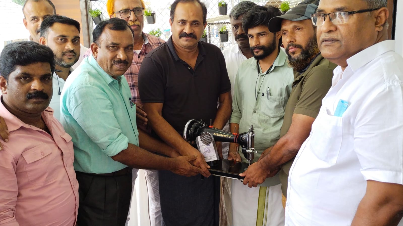 കനിവ് ചാരിറ്റബിൾ ട്രസ്റ്റ് തയ്യൽ മെഷീനുകൾ കൈമാറി