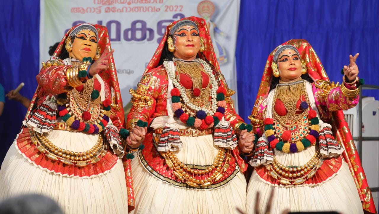 ദമയന്തിയായി തിളങ്ങി വയനാട് കലക്ടർ : സദസ്സിനും നവരസ ഭാവം