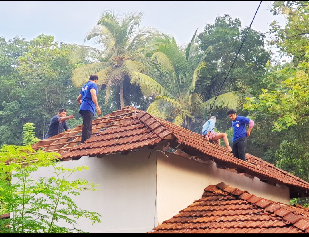 അവധി ദിനത്തിലും അവധിയില്ലാതെ സേവനവുമായി കൊടിയത്തൂരിലെ ടീം വെല്‍ഫെയര്‍ പ്രവര്‍ത്തകര്‍