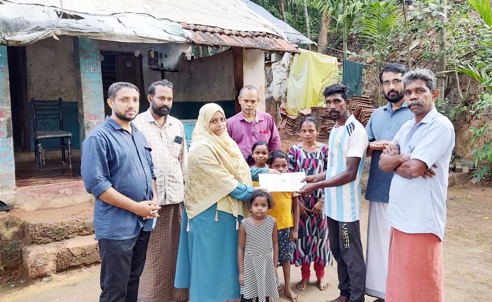 ഫെല്‍ഫയര്‍ പാര്‍ട്ടി ഇടപെടല്‍: മുപ്പത് വര്‍ഷത്തെ കാത്തിരിപ്പിനൊടുവില്‍ നിര്‍ധന കുടുംബത്തിന് കൈവശ രേഖ ലഭിച്ചു
